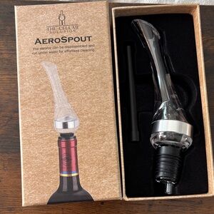 AeroSpout Wine Aerator - Clear and Black